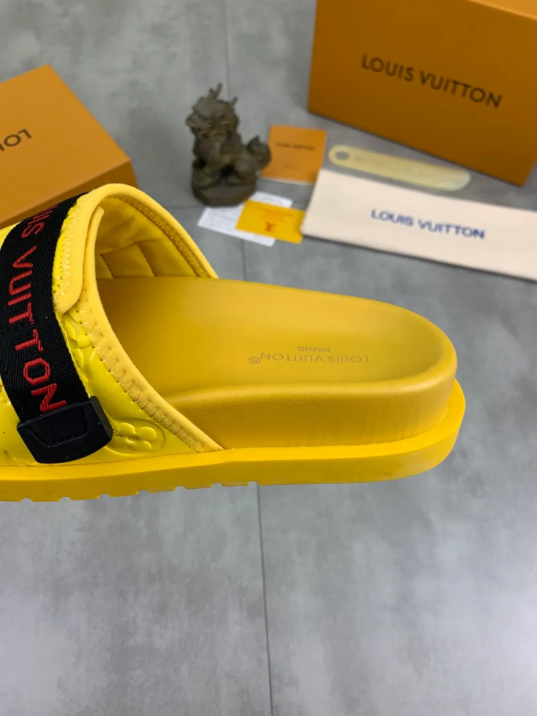 Men's shoes 💰P320💰【New style】🆘 Original quality 【LOUIS VUITTON】The popular Louis Vuitton LV men's slippers on the official website are on sale simultaneously! Original fabric imported from Italy, original factory special supply, code number: 38-44 (45 customized), many colors available